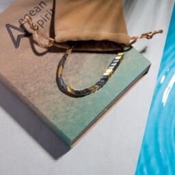 Armband schwarz gold als Geschenk mit Geschenkverpackung von Aegean Spirit