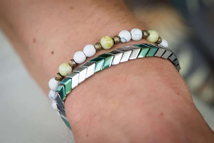Armband Grün zum zuziehen mit silbernen Elementen